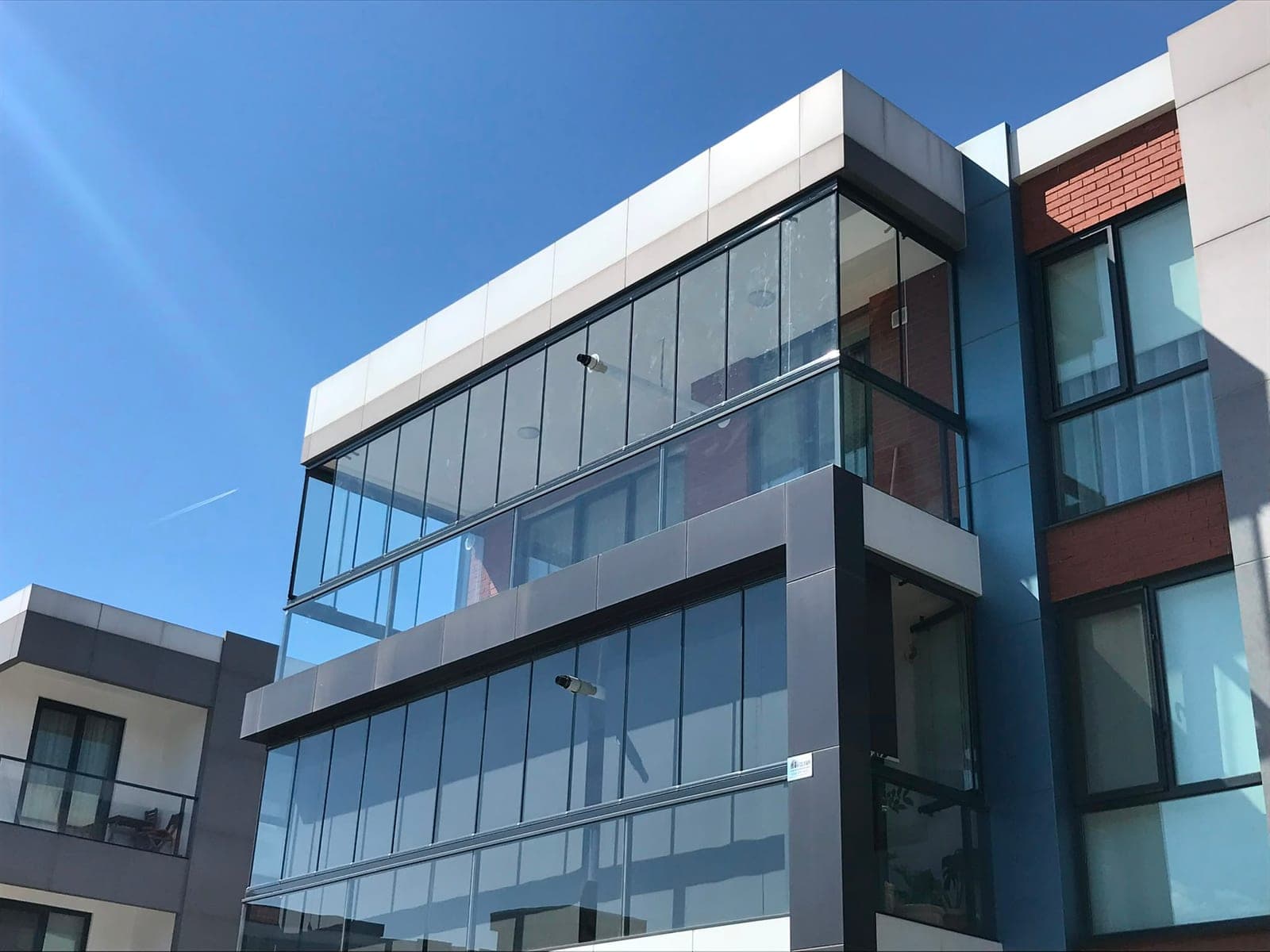 Modern binada köşe cam balkon uygulaması
