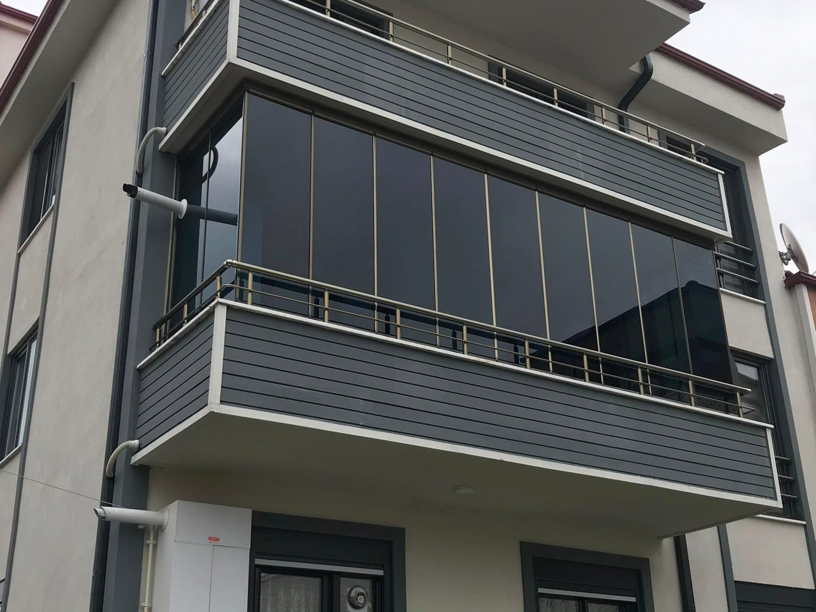 Koyu camla balkon kapama uygulaması