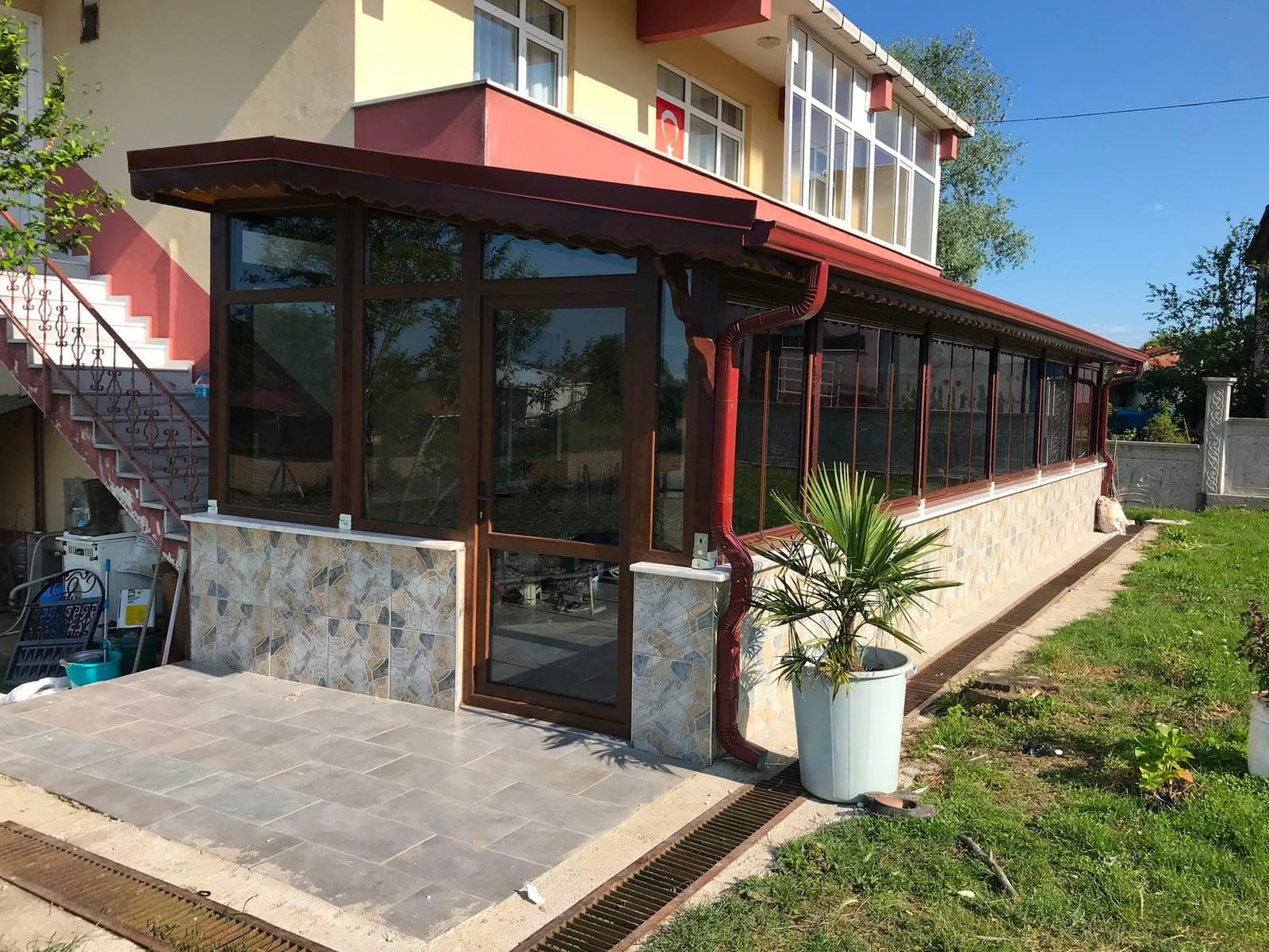 Ahşap görünümlü veranda cam balkon uygulaması