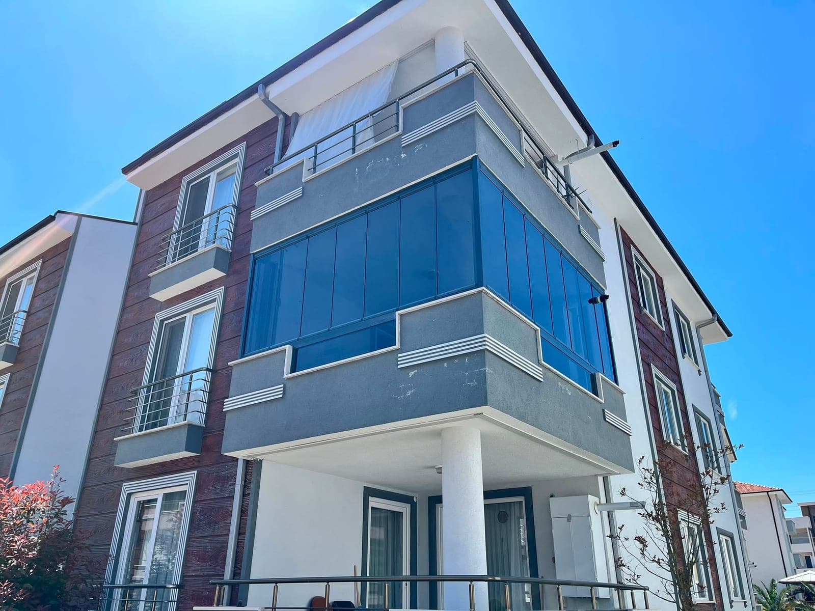 Modern binada cam balkon uygulaması