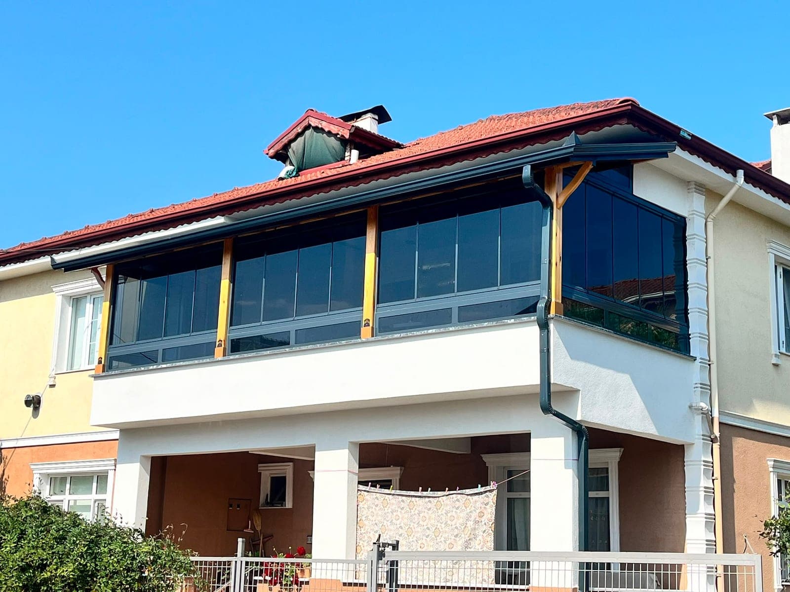 Kiremit çatılı evde veranda cam balkon uygulaması