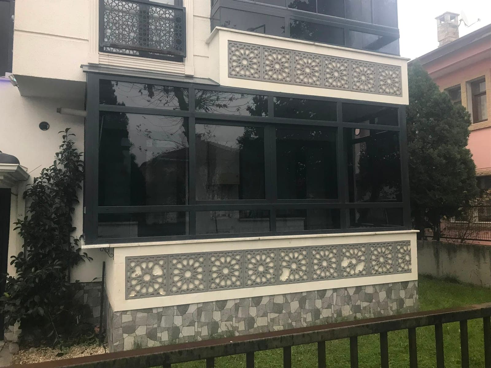 Dekoratif cepheli villada cam balkon uygulaması