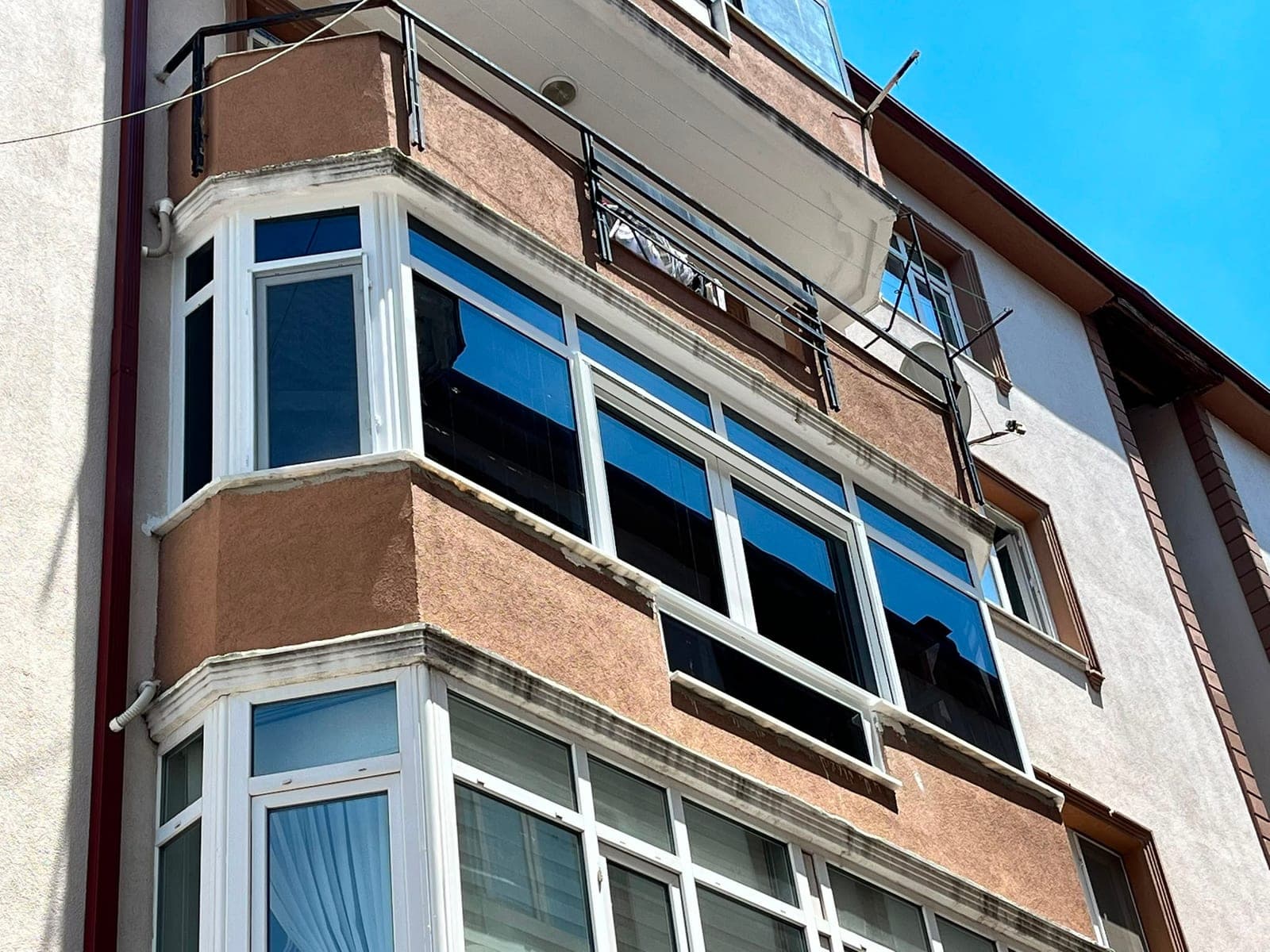 Bina cephesinde PVC pencere uygulaması
