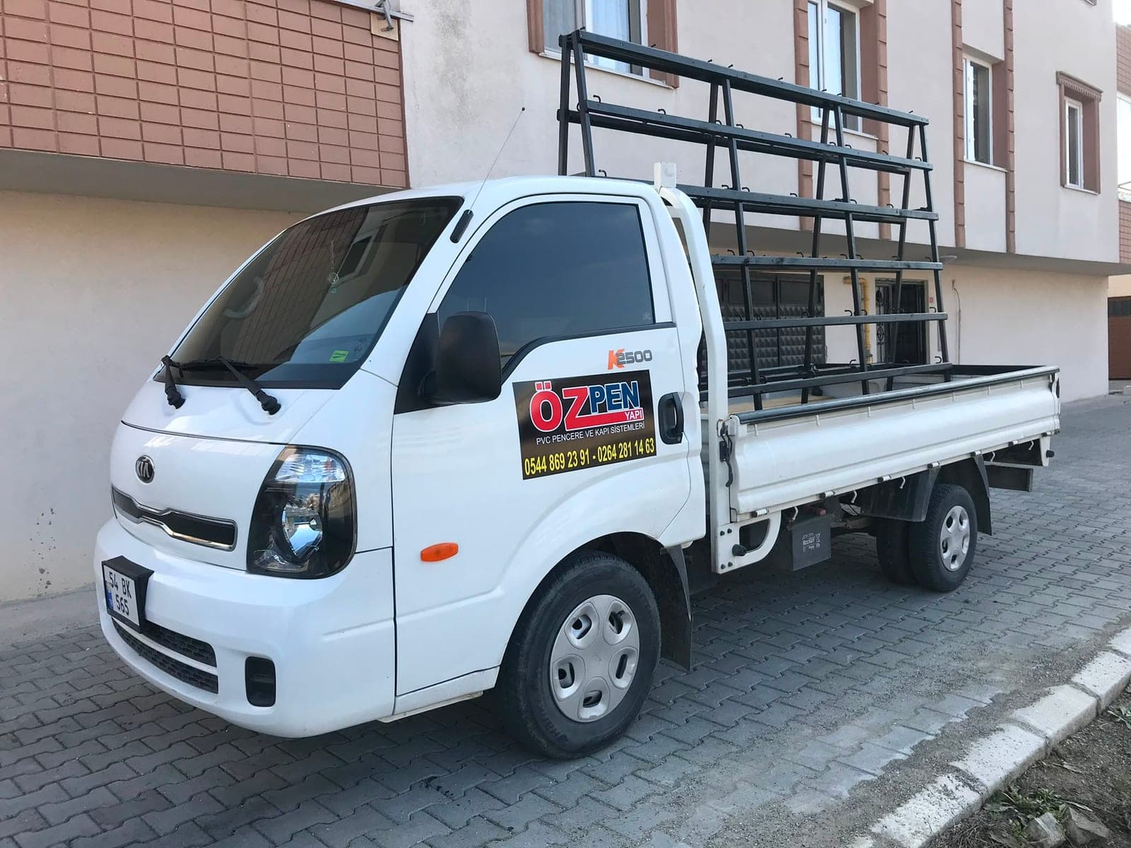 Özpen Yapı servis aracı, yerinde ölçüm ve montaj için sahada