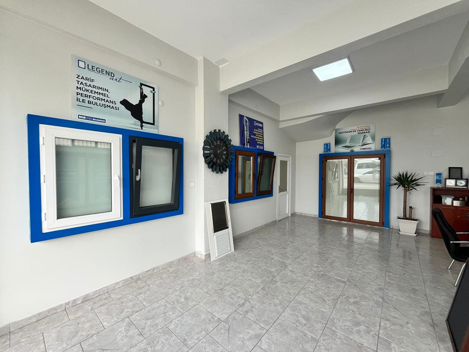 Showroom'da sergilenen Legend PVC pencere ve kapı örnekleri