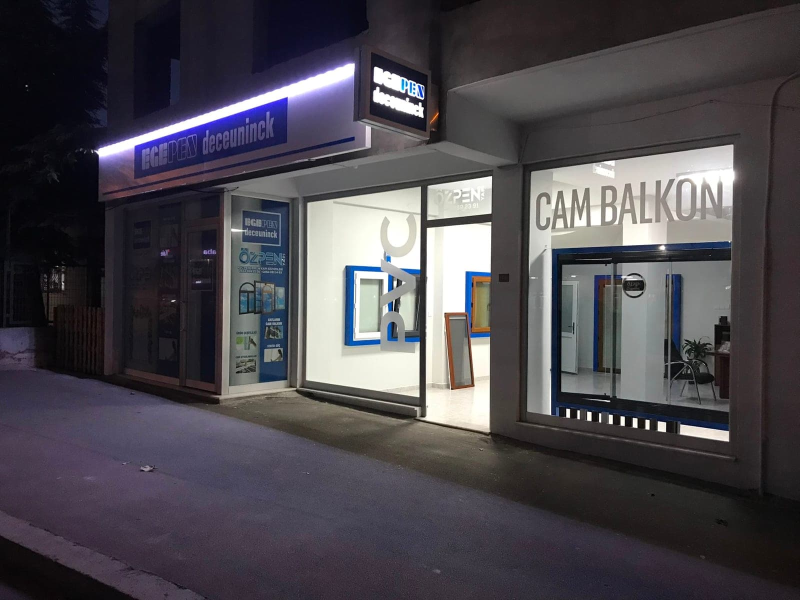 Özpen Yapı ve Egepen Deceuninck tabelalı mağaza cephesi, akşam görünümü
