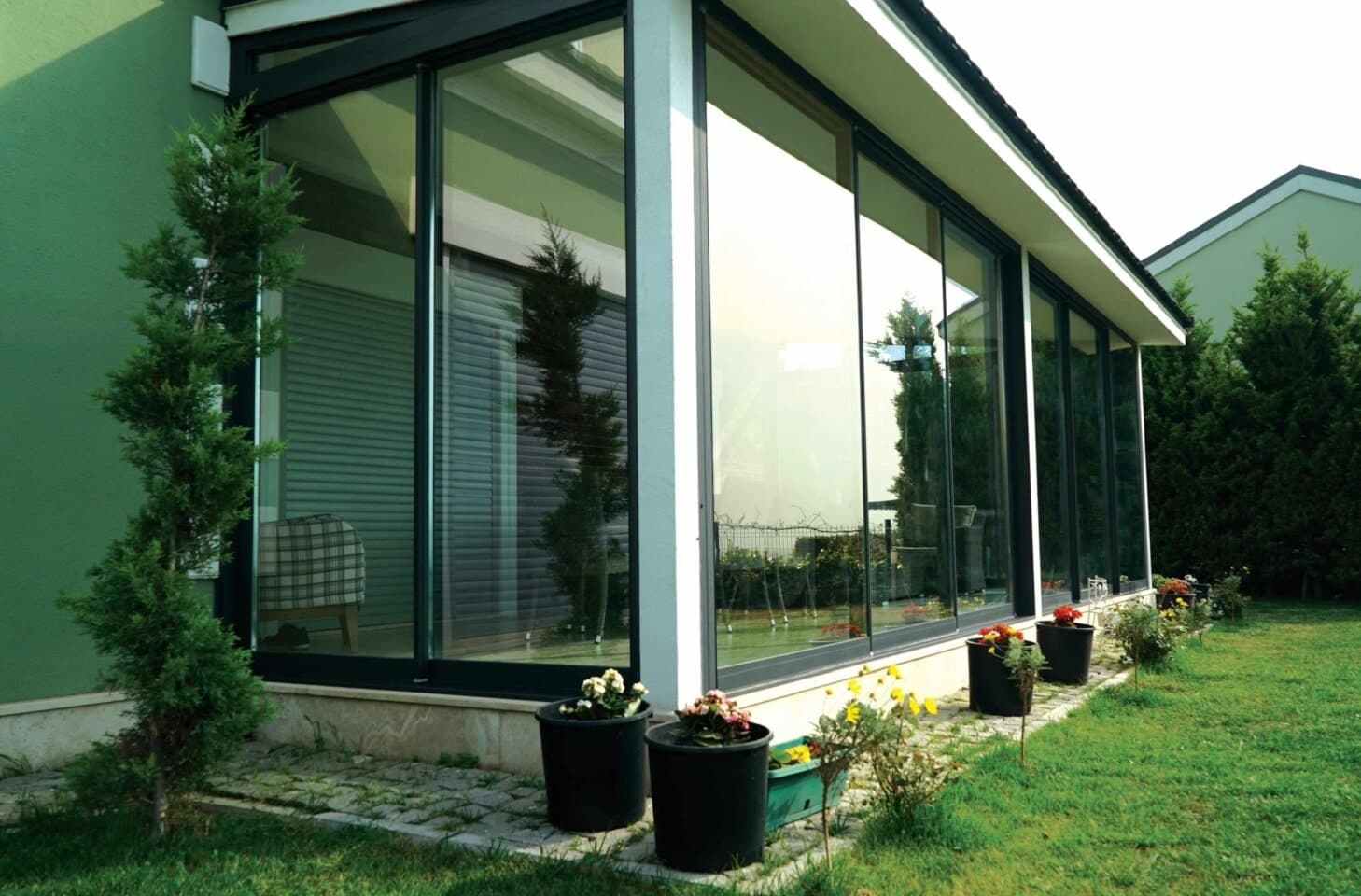 Bahçeye açılan cam balkon uygulaması